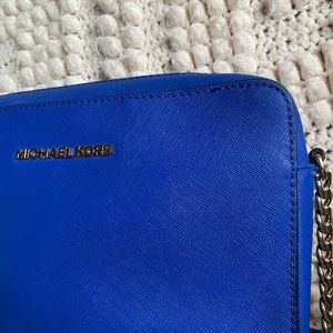 Michael Kors Crossbody with gold chain